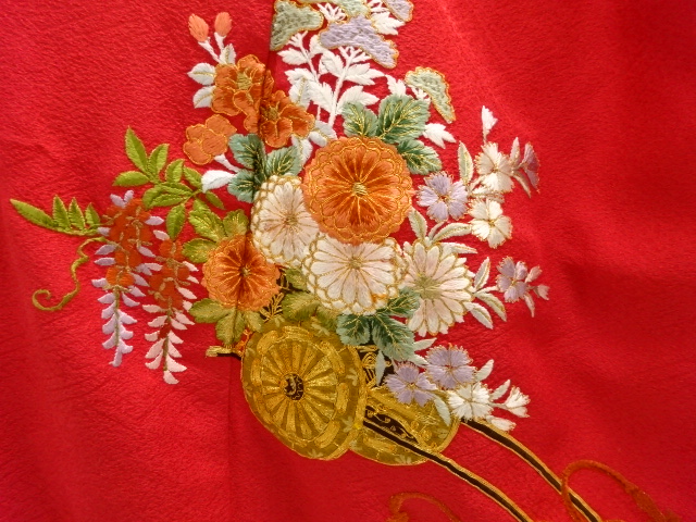  花車模様刺繍振袖（重ね衿付き）